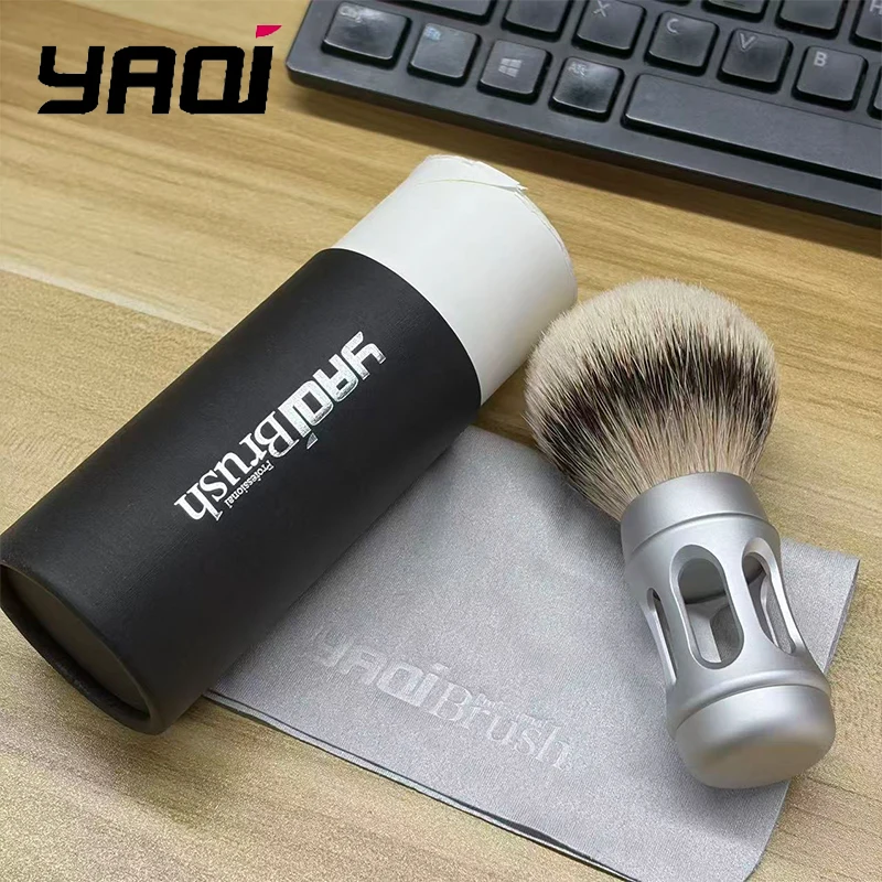 2026 Yaqi Bandstand 24mm Rasierpinsel für Herren mit Silvertip-Grauhasehaar, mattiertem Chrom-Metallgriff – Luxuriöses Pflegewerkzeug Image