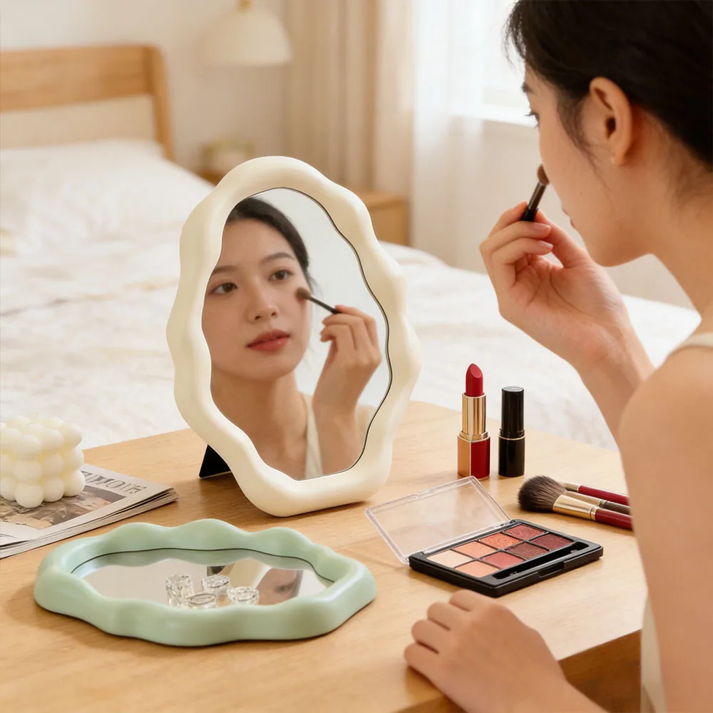 Wolkenförmiger Schminkspiegel, ideal für den Schminktisch im Schlafzimmer, mit klarem Reflexionseffekt und kompaktem, tragbarem Design.