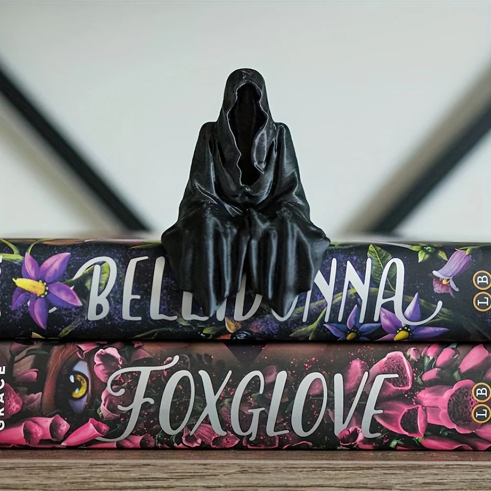 3D Printed Hooded Cloaked Statue Gothic Dark Aesthetic Figurine For Desk, Shelf & Home Decor o Style