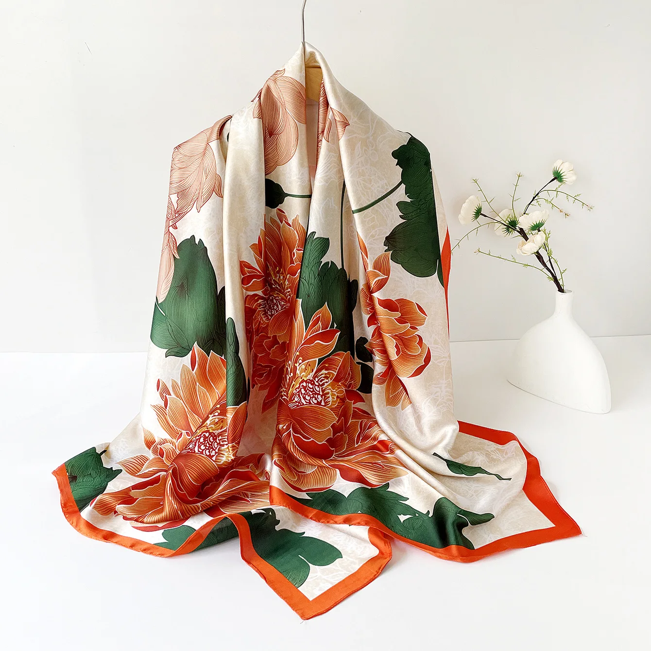 Nuove Sciarpe di Lusso in Raso con Stampa Digitale di Design Sciarpe Hijab in Seta di Alta Qualità con Logo Stampato Sciarpe in Raso per Donna