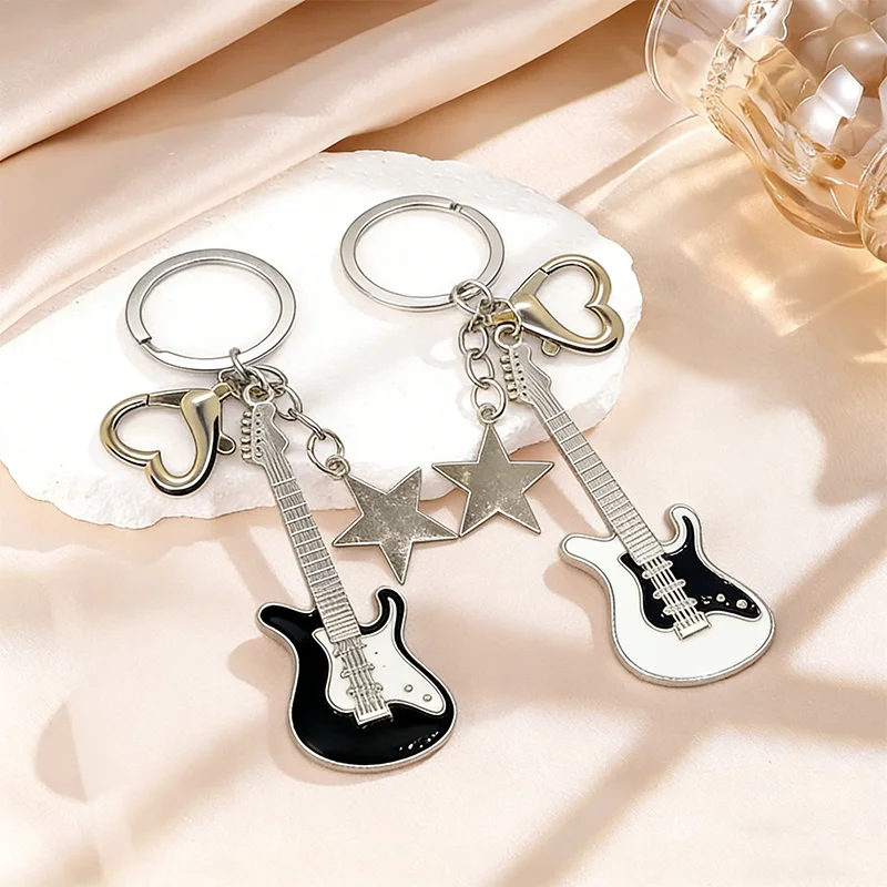 Passendes E-Gitarren-Schlüsselanhänger-Set, Schwarz-Weißer Stern-Herz-Anhänger für Paare, Punk-Rock-Musik-Liebhaber Schlüsselring für Tasche und Autoschlüssel Image