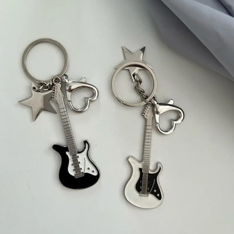 2 Stück Legierung Gitarren-Autoschlüsselanhänger Mini-Gitarren-Schlüsselring Elektrische Gitarren-Schlüsselhalterung Instrumenten-Schlüsselanhänger für Musikliebhaber