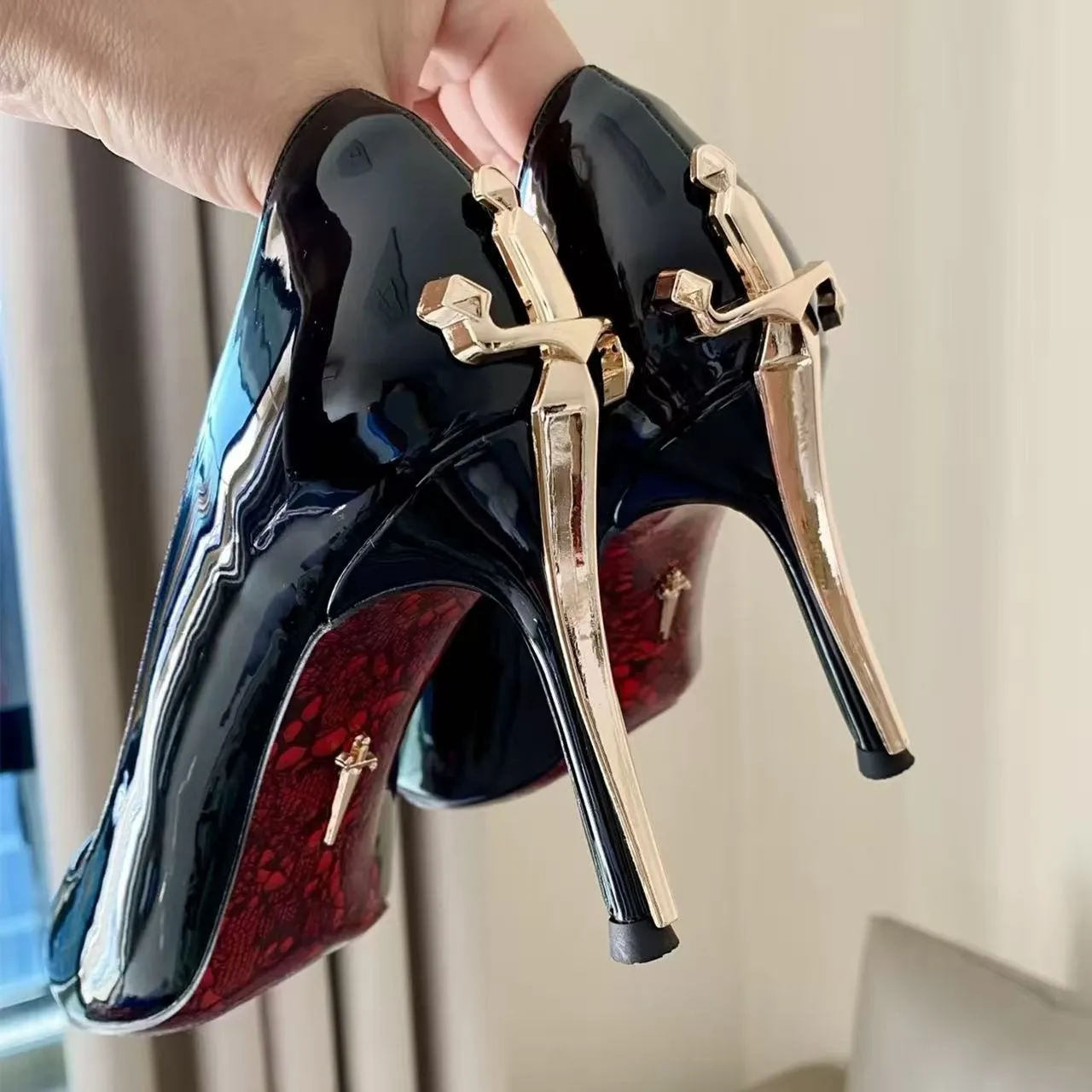 High Heels, Spitz zulaufend, Scharfe Spitze, Zepter-Design, Lackleder, Metallic, Sexy, Damen-Eleganz, Hochwertige schwarze Einzelschuhe Image
