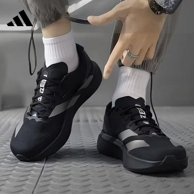 Adidas Herren-Rennlaufschuhe Lightstrike Pro Midsole, atmungsaktives Mesh-Obermaterial, leichte Sportschuhe, Schwarz, Weiß, KI6901