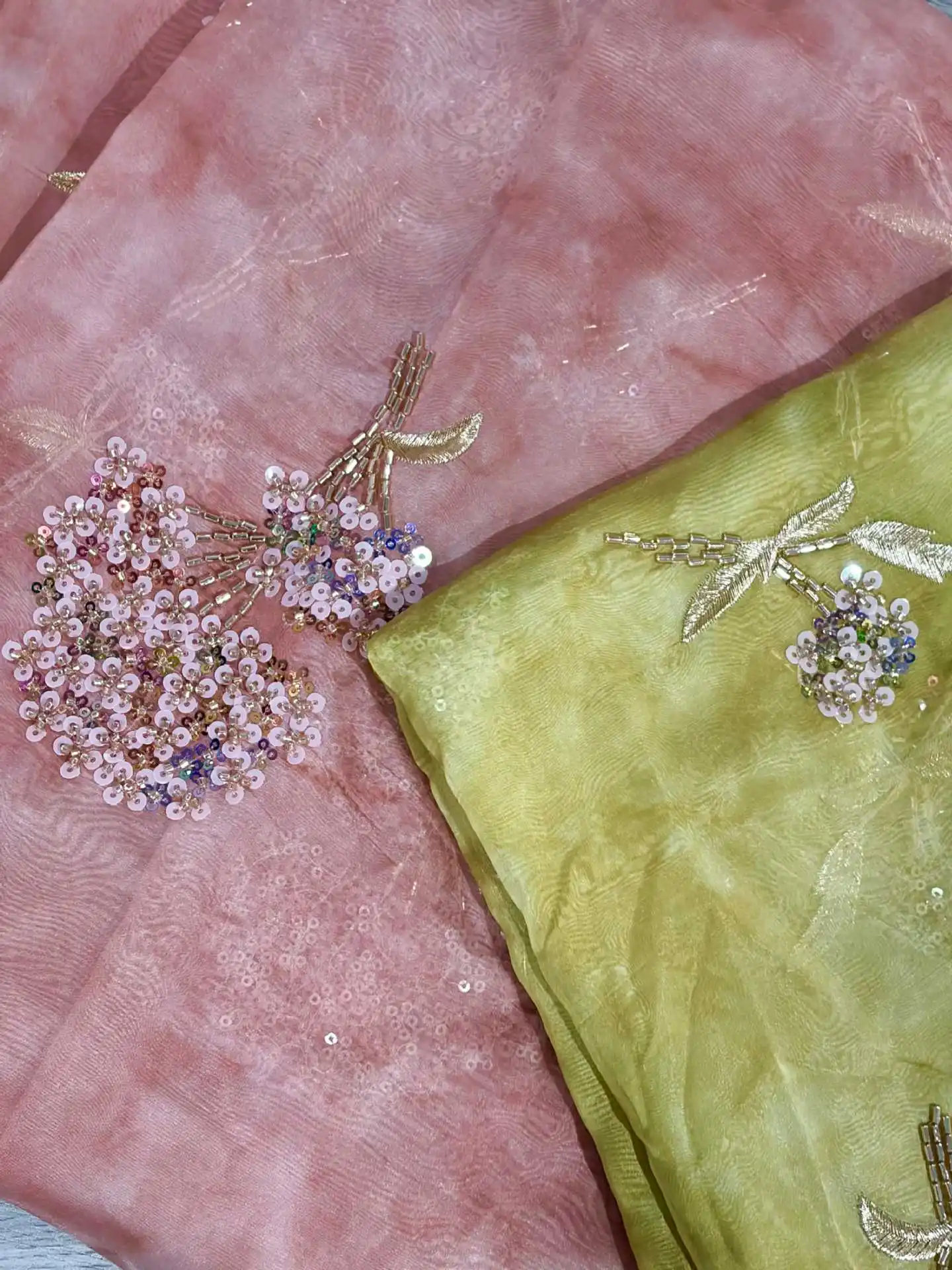 Neuer glänzender Organza-Stoff mit Pailletten- und Perlenstickerei, schwerer Perlenstickerei-Stoff, verwendet für Damenbekleidung und Nähmaterialien. Image