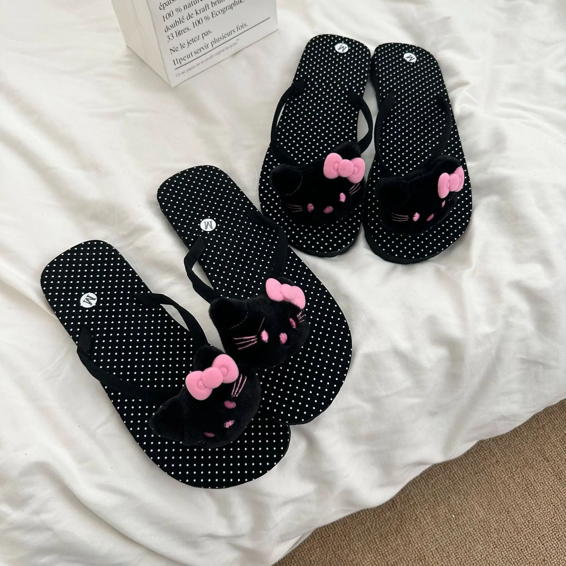 Hello Kitty Cartoon-Flip-Flops für Damen, Sommer-Oberbekleidung, vielseitige Mädchen-Hausschuhe mit weicher Sohle, Strand-Hausschuhe, Kleidungszubehör