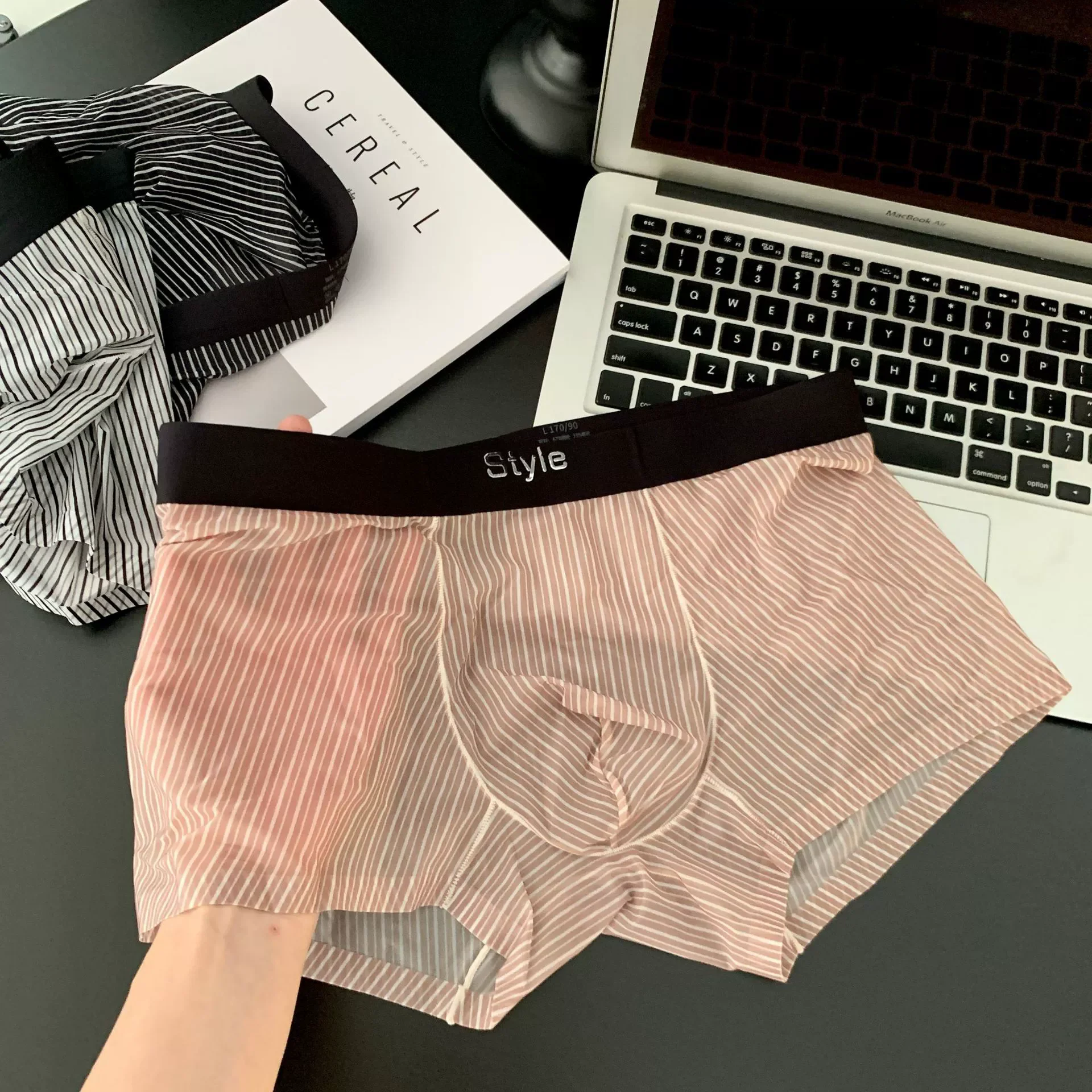 Ultradünne Herren-Boxershorts aus Eisseide, nahtlos gestreifte Unterwäsche, atmungsaktiv, schnell trocknend, sexy U-Ausbuchtungs-Beutel-Höschen Image