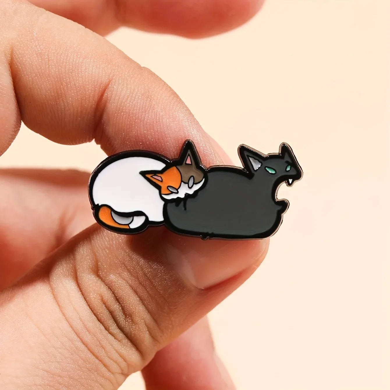 1 Stück Katzen-Emaille-Brosche – Niedliches Katzendesign, perfekt für Revers, Taschen oder Schmuck Image
