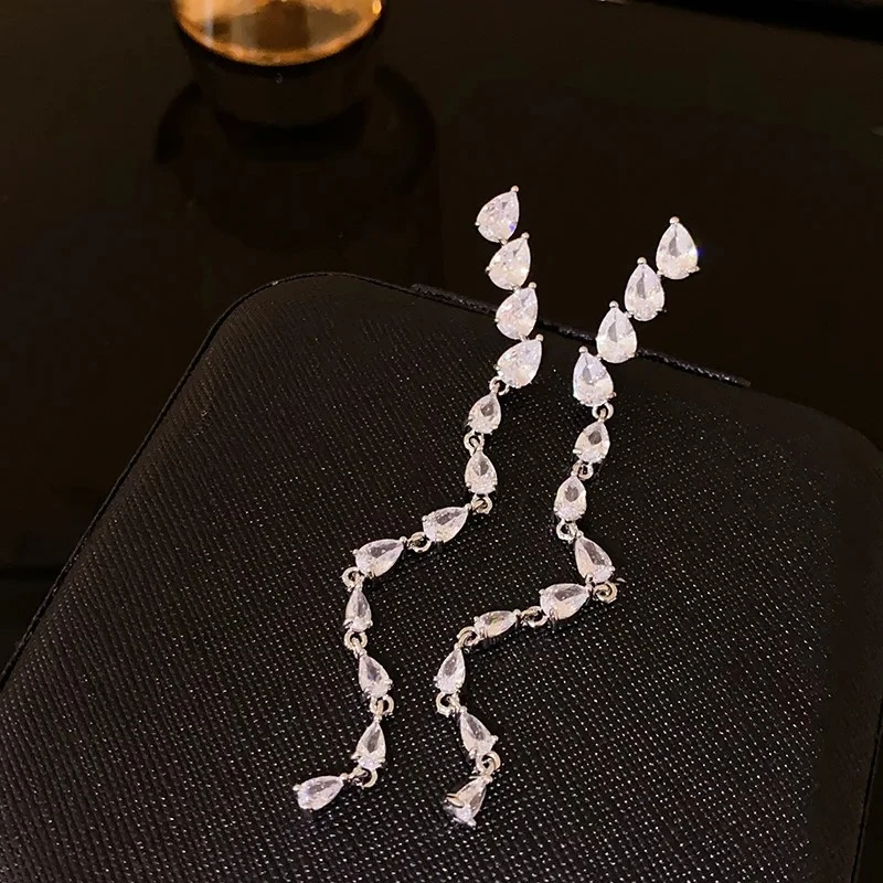 Super Flash Wassertropfen-Zirkon-Ohrringe mit langen Quasten für Damen – Luxuriöse, zarte und prächtige Ohrringe Image
