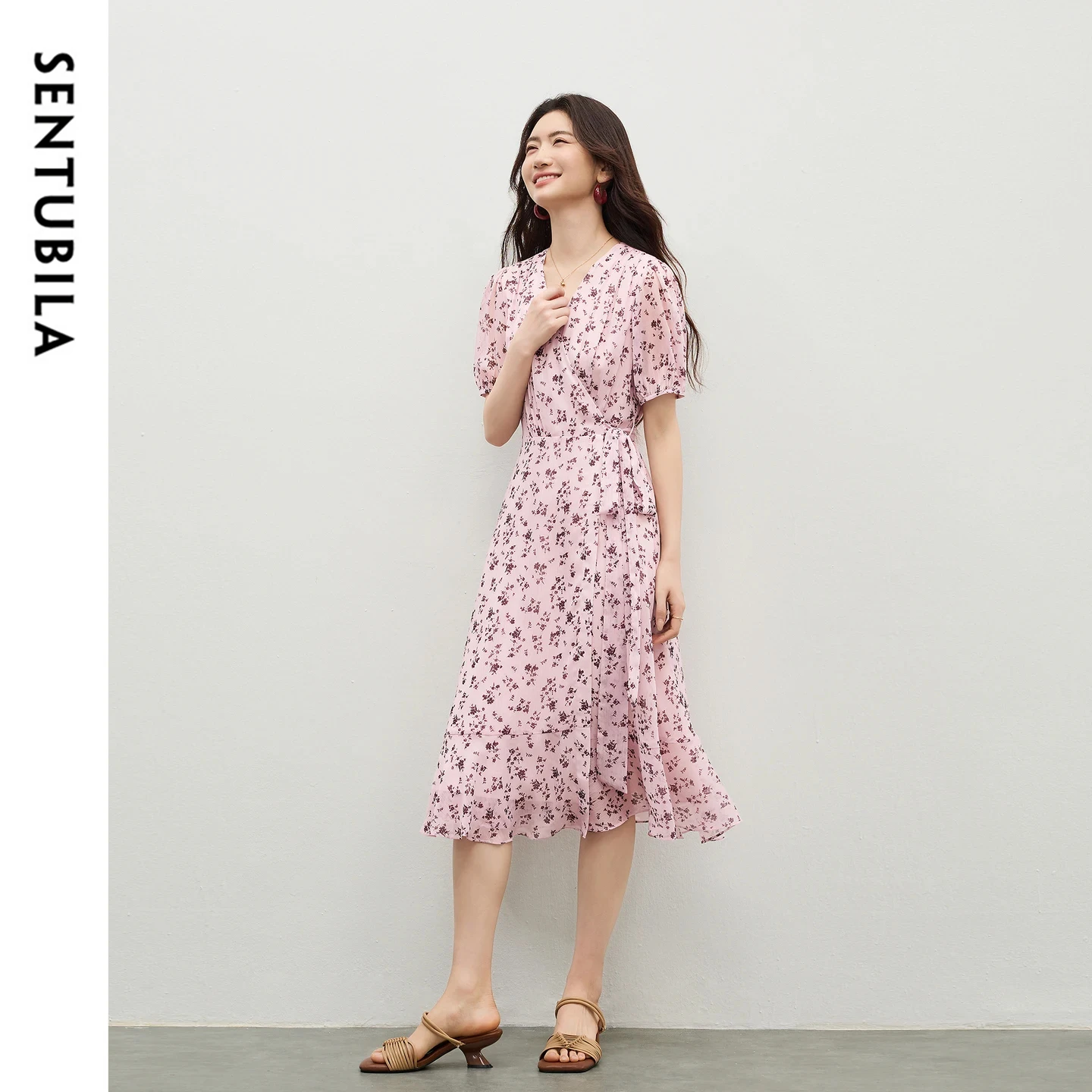 SENTUBILA Damen Rosa Blumenkleid 2026 Sommer Neue Mode Elegantes Wickelkleid mit Taillenband V-Ausschnitt Puffärmel Chiffon-Kleid 162LF6560