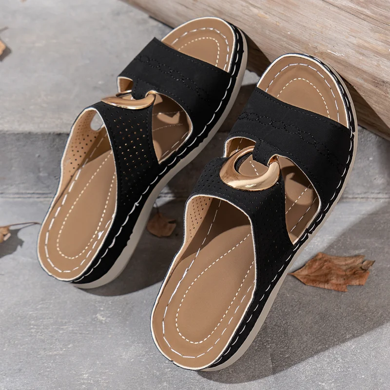 2025 Sommer Damen Slip-On Plateau-Keilsandalen mit Offener Spitze Retro Metallschnalle Strand-Freizeitschuhe Bequeme Damenschuhe