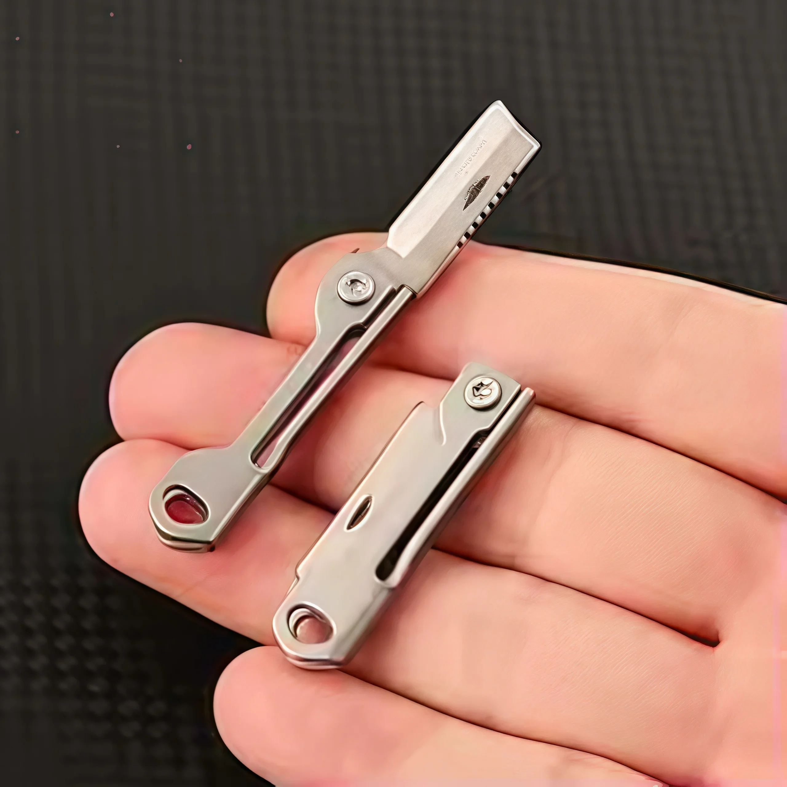 1 Stück Edelstahl Mini-Klappmesser - Multifunktionales Taschenwerkzeug Schlüsselanhänger für Outdoor-Camping & EDC Image