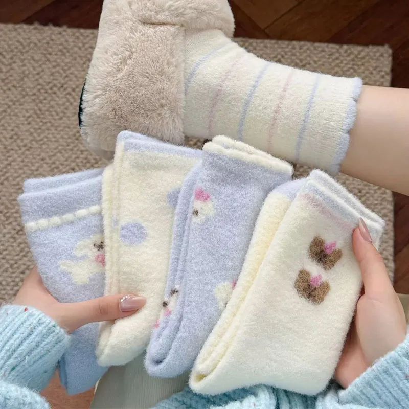 Dreamlikelin1 Paar/5 Paar blaue warme Cartoon-Damensocken, niedliche Herbst-Winter-Plüschboden-Schlafsocken, mittlere Röhrensocken Image
