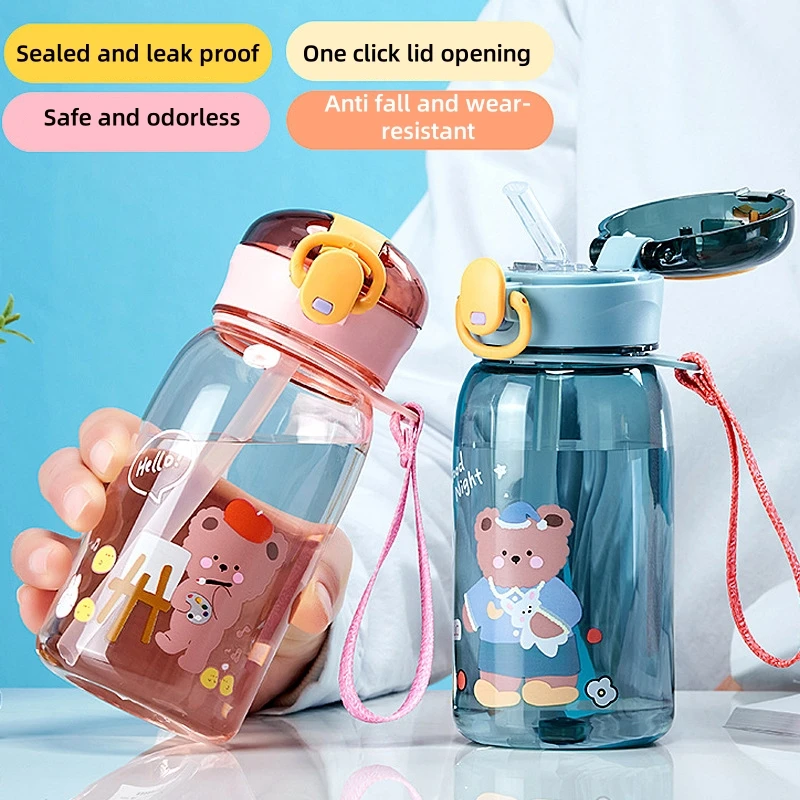 Cartoon-Teddybär-Kinder-Plastikbecher, tragbar für die Schule, im Freien, mit Seil, offener Einklickabdeckung, Sommer-Strohwasserbecher Image