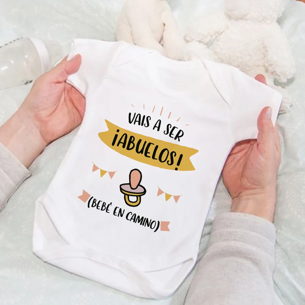„You Are Going To Be Grandparents Baby on The Way“-Aufdruck, Säuglingsspielanzug, Baby-Ankündigungskleidung, kurzärmeliger Body für Neugeborene Image