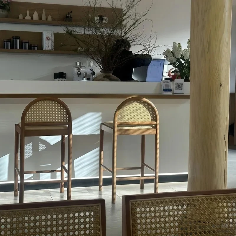 Anpassbare moderne und minimalistische Barhocker aus geflochtenem Rattan, kommerzielle Barhocker, nordische Möbel für den Haushalt.