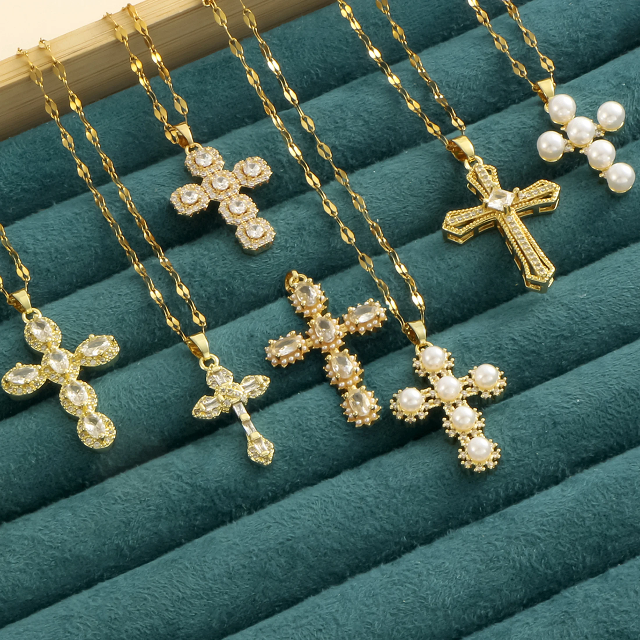1 Perlmuttschale mit eingelegtem Zirkon-Kreuz-Anhänger für Damen-Halskette aus Edelstahl mit 18-karätigem Gold im sexy Stil