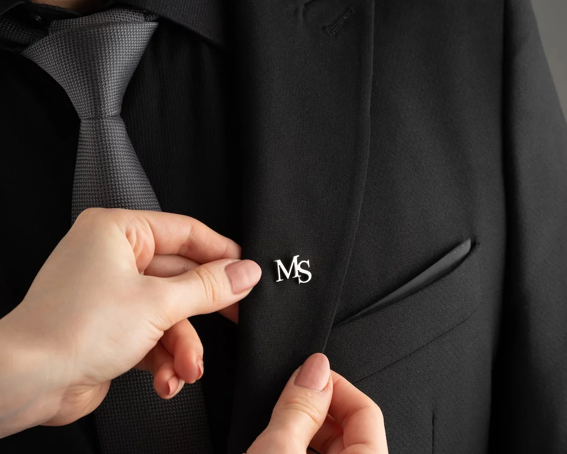 Personalisierte Initialen, Jacke, Anstecknadel, einzigartiger Buchstabe, Herren-Brosche aus Edelstahl mit individuellem Logo und Etikett, Hochzeit, Trauzeuge-Schmuck Image