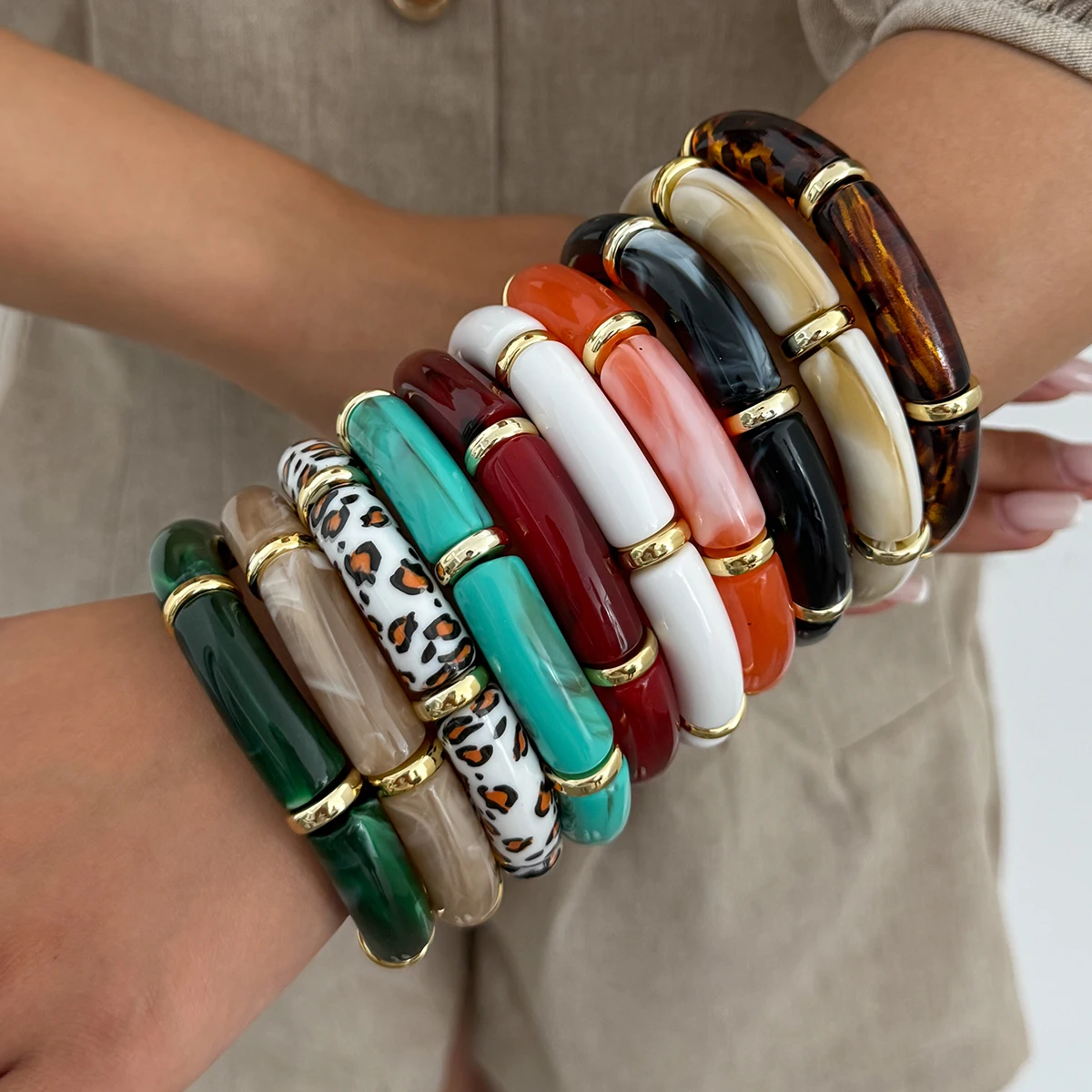 KunJoe 10 Farben Vintage Stapelbare Leoparden-Armbänder aus Harz und Acryl für Frauen, Böhmische Runde Röhrenperlen Elastisches Armreif-Armband Image