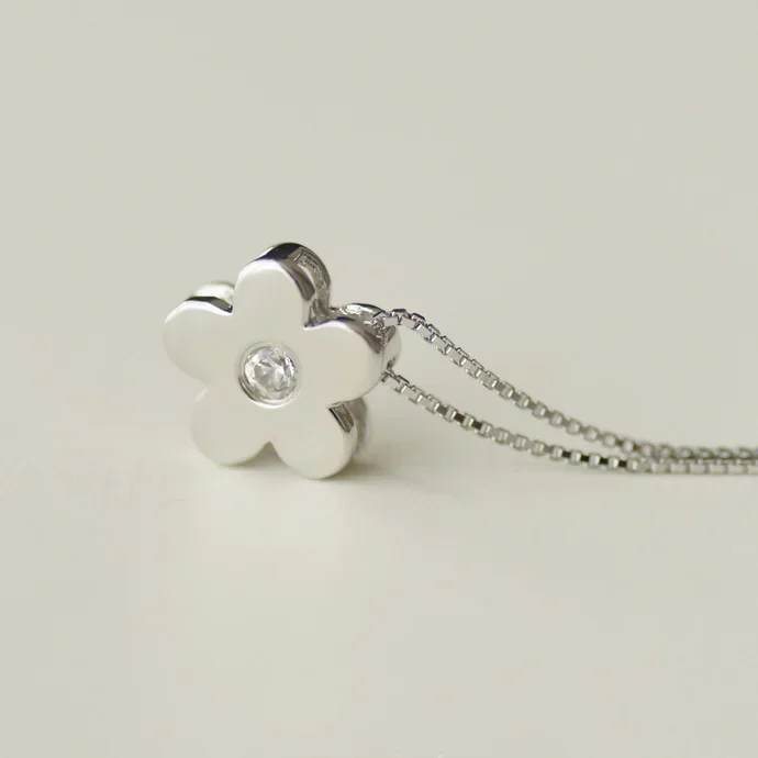 Blumen-Halsketten und Anhänger aus 925er-Sterlingsilber für Damen. Hochwertiger Sterling-Silber-Schmuck Image