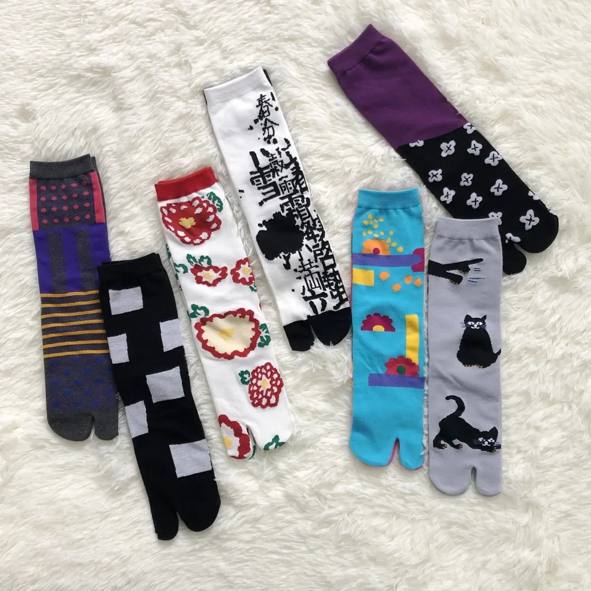Japanische mehrfarbige Jacquard-Karotten-Kastanienblume, literarische süße Zwei-Zehen-Socken, Mittelrohr, Tabi-Socken mit geteilter Zehenpartie, Gezeitensocken
