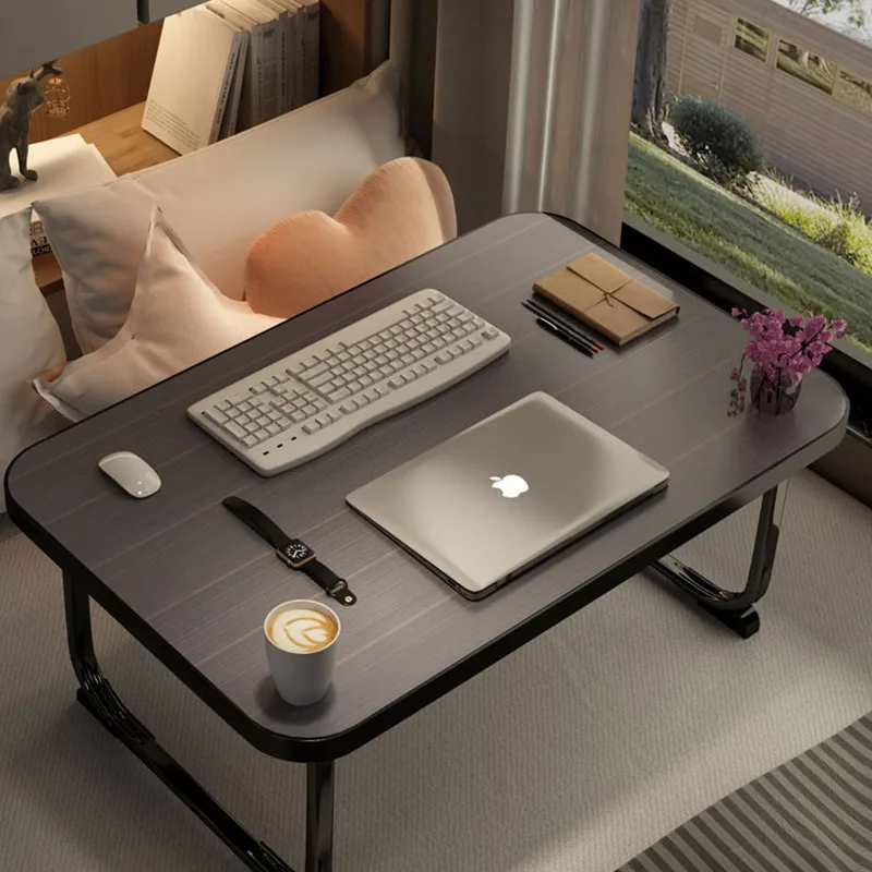 Bett, Schreibtisch, zusammenklappbar, kleiner Tisch, Computertisch, Bett, fauler Studentenwohnheim, Arbeitstisch, Hausaufgaben, Schlafzimmer, sitzend auf dem Boden