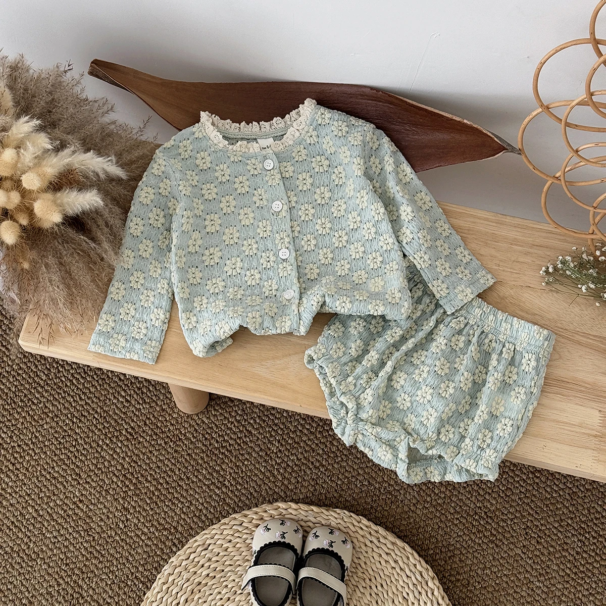 Sommer heißes Baby-Mädchen im europäischen Stil, florales Retro-Einteiler-Set – Spitze – getrimmtes Puffärmel-Top + Shorts-Set, 2-teilig Image