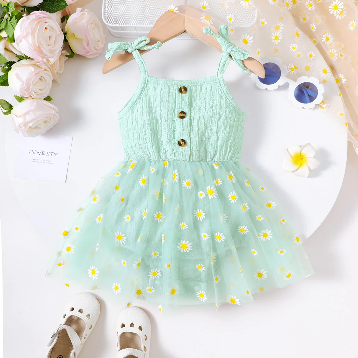 Baby-Body für Mädchen, modischer Body mit Schmetterlingsknoten und Hosenträgern aus Chiffon mit kleinen Gänseblümchen für 3–24 Monate, süße Babykleidung für Mädchen Image