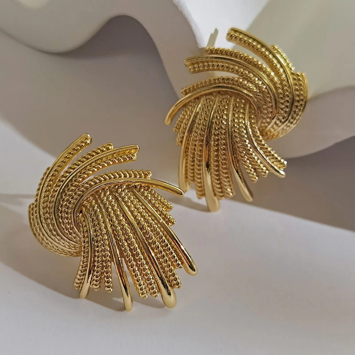 AENSOA Punk Unregelmäßige Metall Twist Große Geometrische Ohrringe Einzigartige Gold Farbe Tropfen Ohrringe Frauen Neue Mode Schmuck Brincos 2023