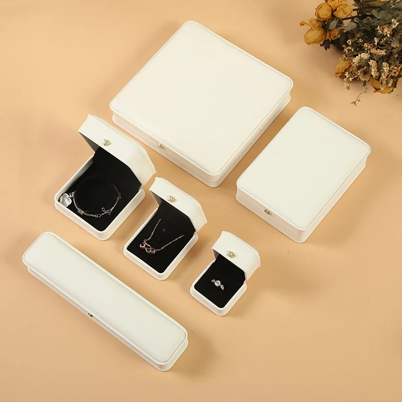 PU Leder Schmuck Verpackung Box Weiß Gebürstet Krone Schnalle Ring Armband Ohr Stud Halskette Verpackung Box Schmuck Set Box Image