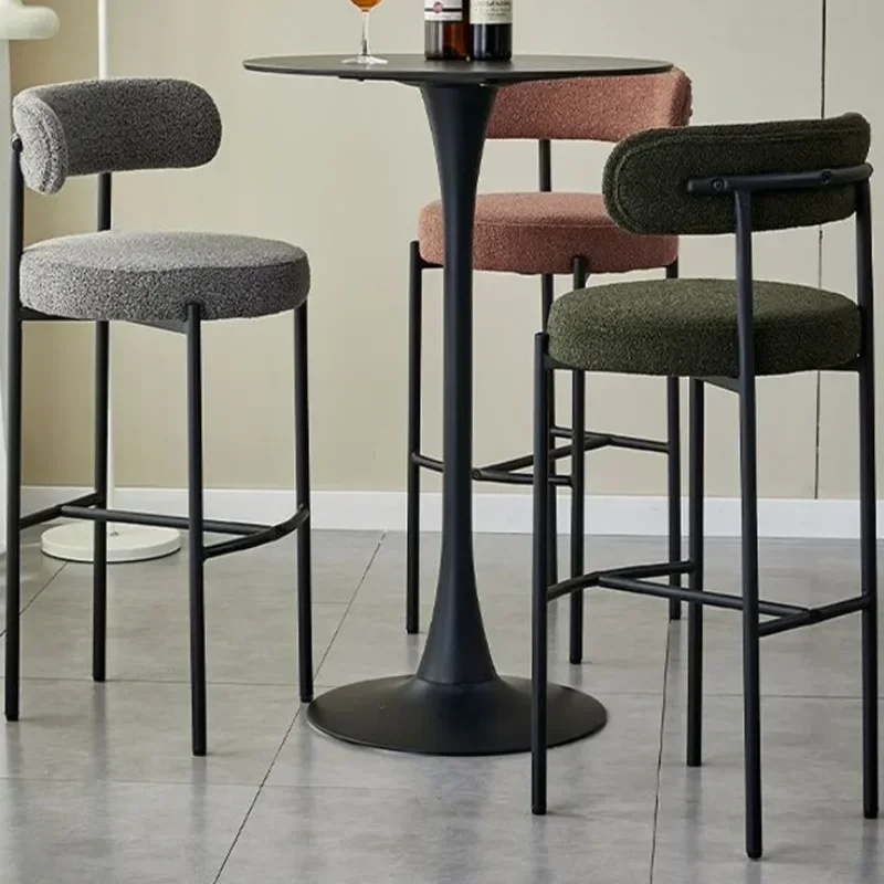 Stabiler Barhocker im Luxus-Creme-Design für Café, Restaurant und Milchtee-Laden mit Weicher Rückenlehne und Hochstuhl aus Schmiedeeisen