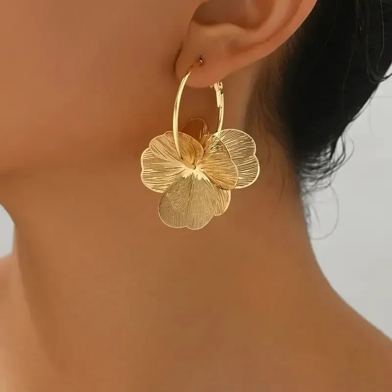Goldene Vintage-Creolen mit doppellagigen, hohlen Blumen für Damen für den täglichen Gebrauch – perfektes Schmuckgeschenk Image