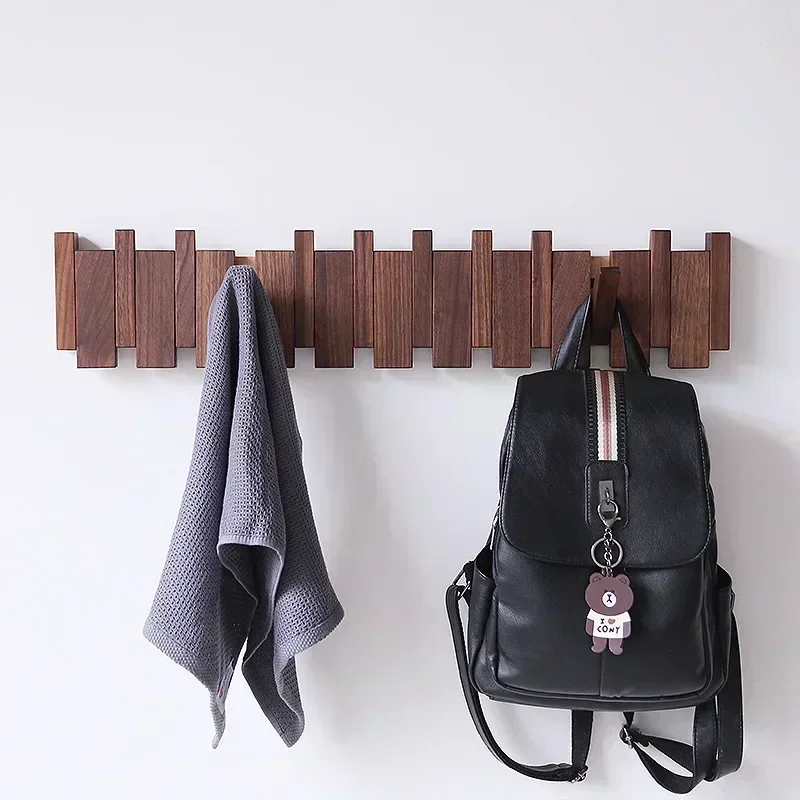 Walnuss-Garderobenständer, Wandbehang, Wand, Eingangstür, Veranda, hängende Garderobe, perforiertes Massivholz, kreative Klaviertasten, Kleiderhaken