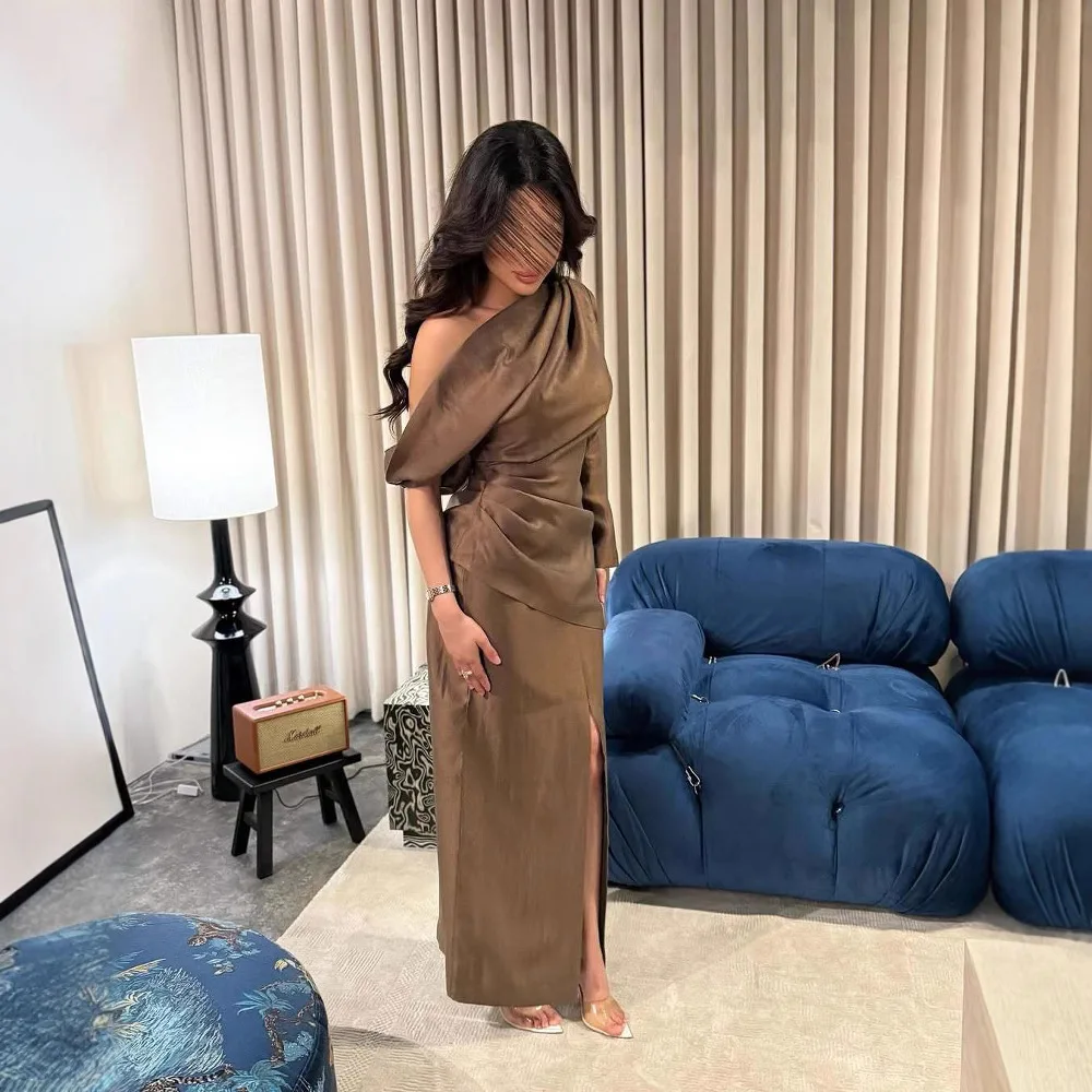 2026 Frühjahr Neuerscheinung Amerikanisches Vintage Elegantes Einschultriges Gerafftes Figurbetontes Schlitz-Kleid Braun Modisches Minimalistisches Abendkleid