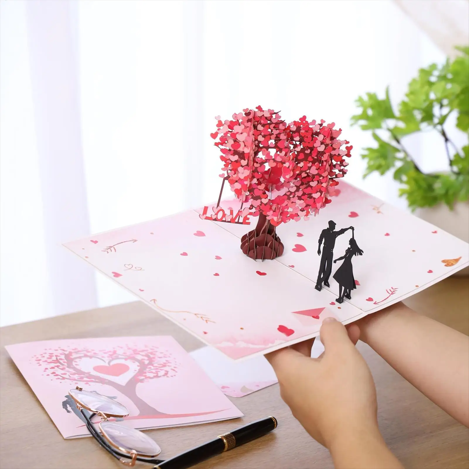 Valentinstagskarte Romantisches Thema Jubiläumskarte Pop-Up-Mechanismus 3D Herzbaum Paar-Karte Herzbaum-Design Grußkarten Image