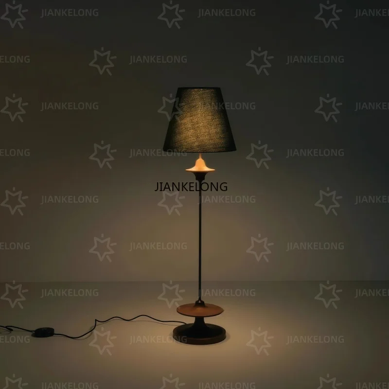 Hour Asatis Stehlampe Französische Retro-High-End-Stehlampe Moderner mittelalterlicher Stil Innendekoration Beleuchtung Stehlampe