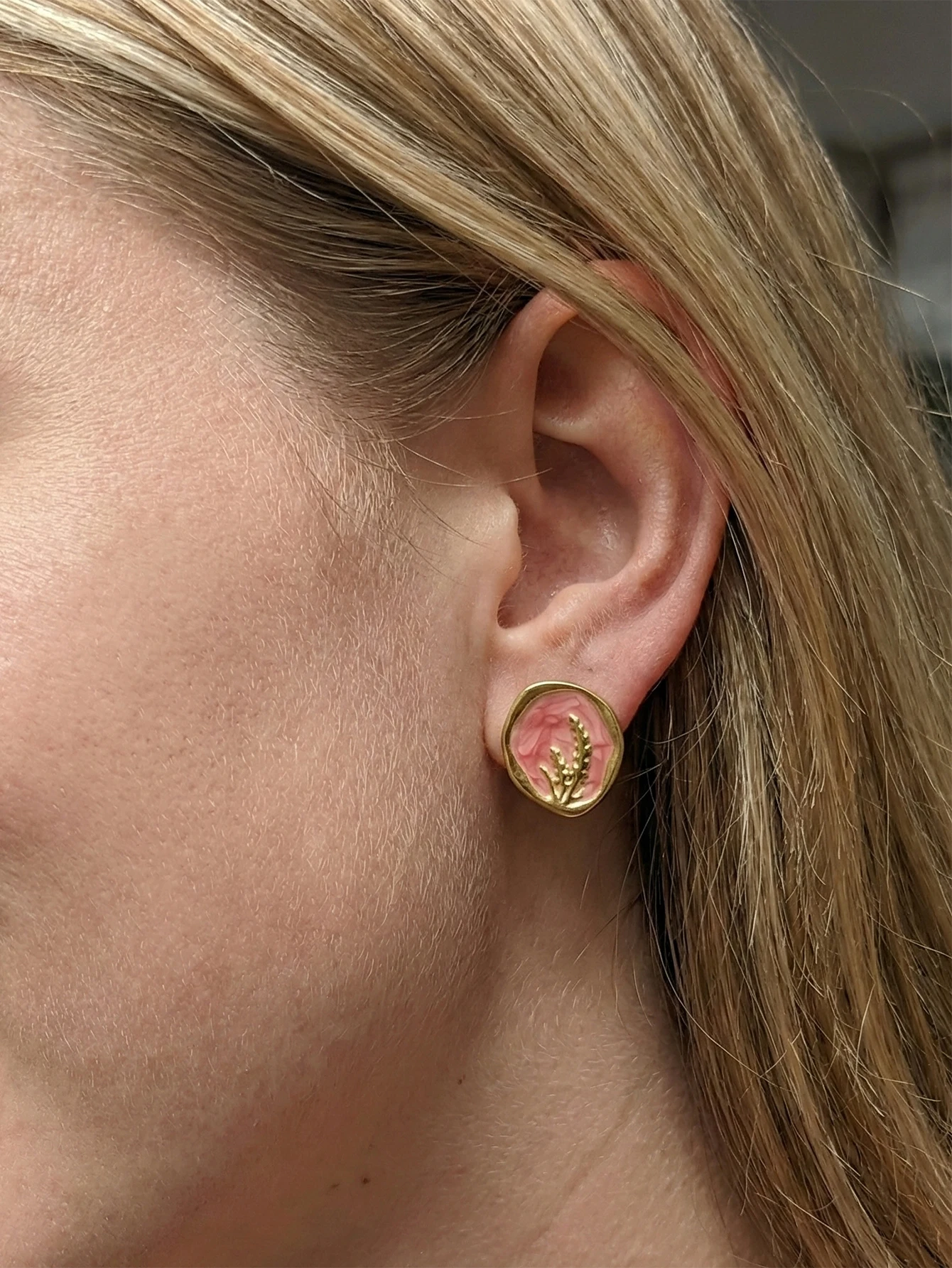 Elegante, vielseitige Edelstahl-Ohrstecker mit goldenem Emaille-Design und Weizenähren-Muster für Damen, Sommerschmuck Image