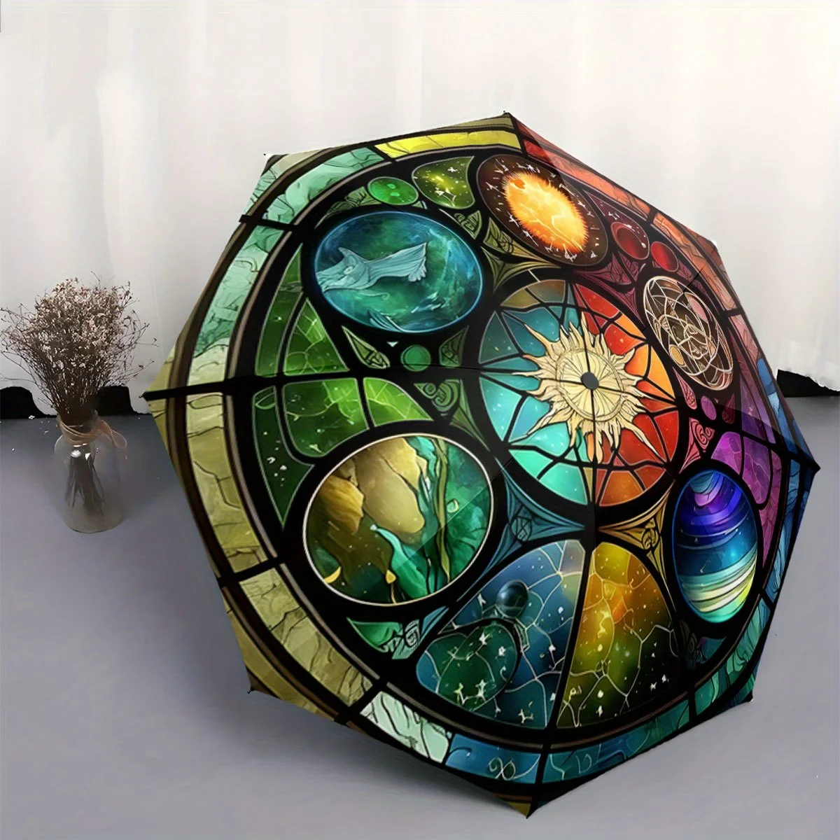 Automatisch faltbarer Regenschirm. Himmelsartiges Design im Stil von Buntglas mit Planeten und einem Sonnenstrahl. Tragbares, zusammenklappbares Design, casu Image
