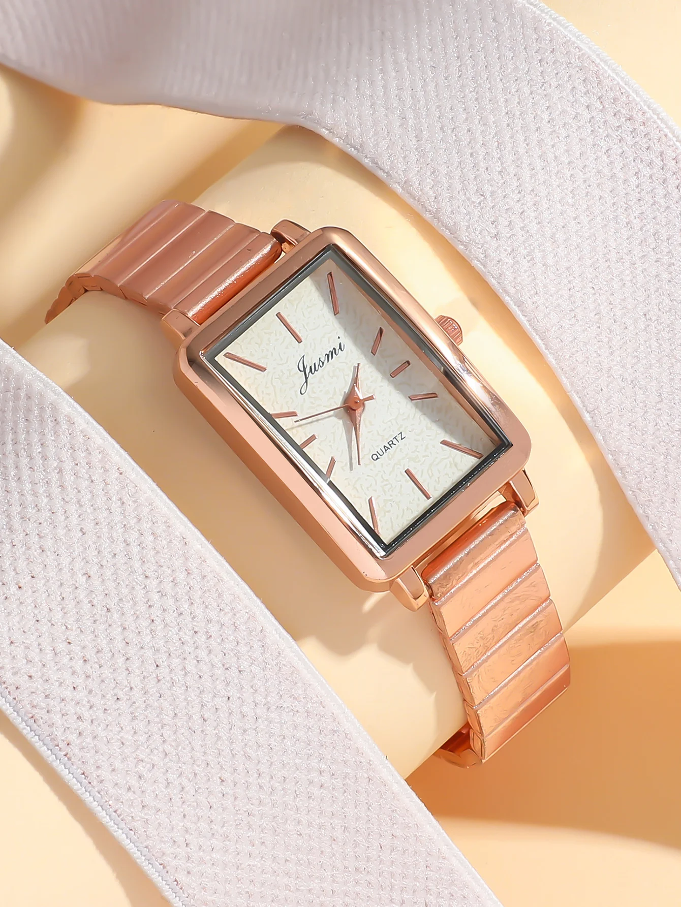 Elegante quadratische Roségold-Damenuhr - Metallarmband, minimalistisches Zifferblatt, schicke Kleideruhr für Alltag und Büro. Image