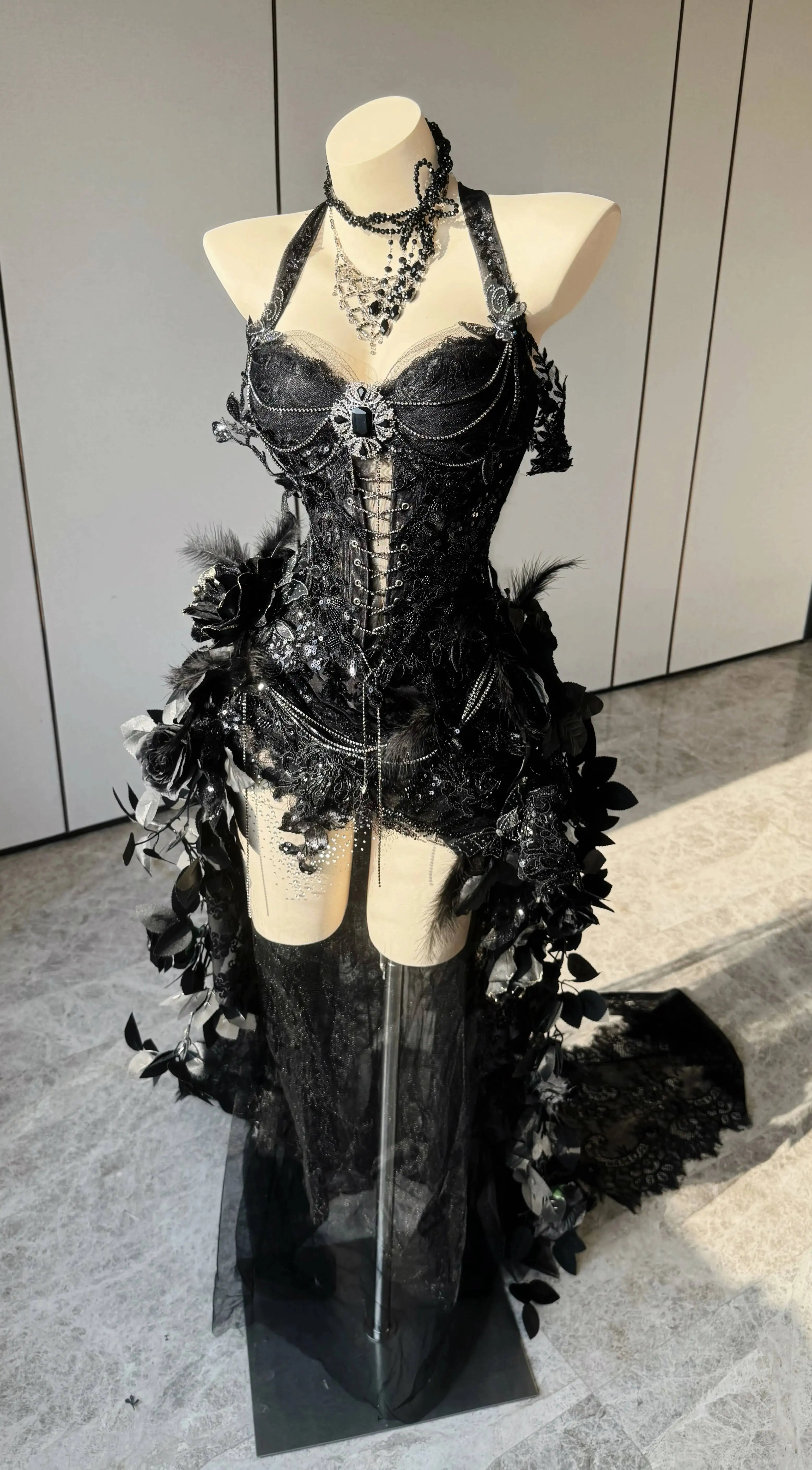 Dunkles Feen-Vampir-Korsettkleid mit Federn, Rosen und Spitze, Gotisches Abendkleid mit Schleppe für Cosplay-Fotoshootings Image