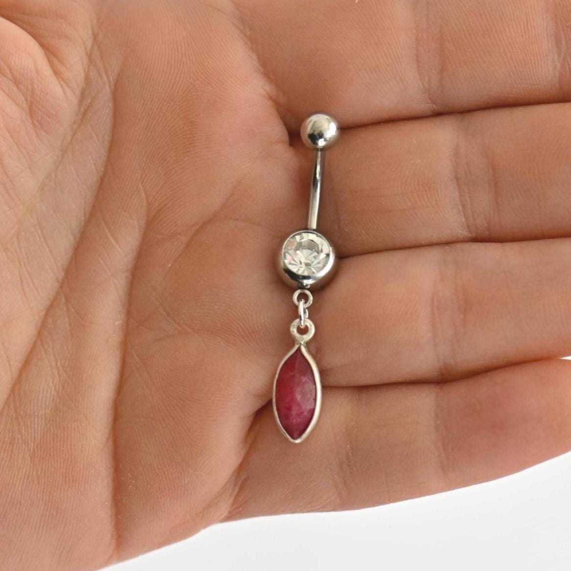 Delicato piercing all'ombelico, piercing all'ombelico, piercing all'ombelico, piercing all'ombelico rosso, piercing all'ombelico, piercing all'ombelic