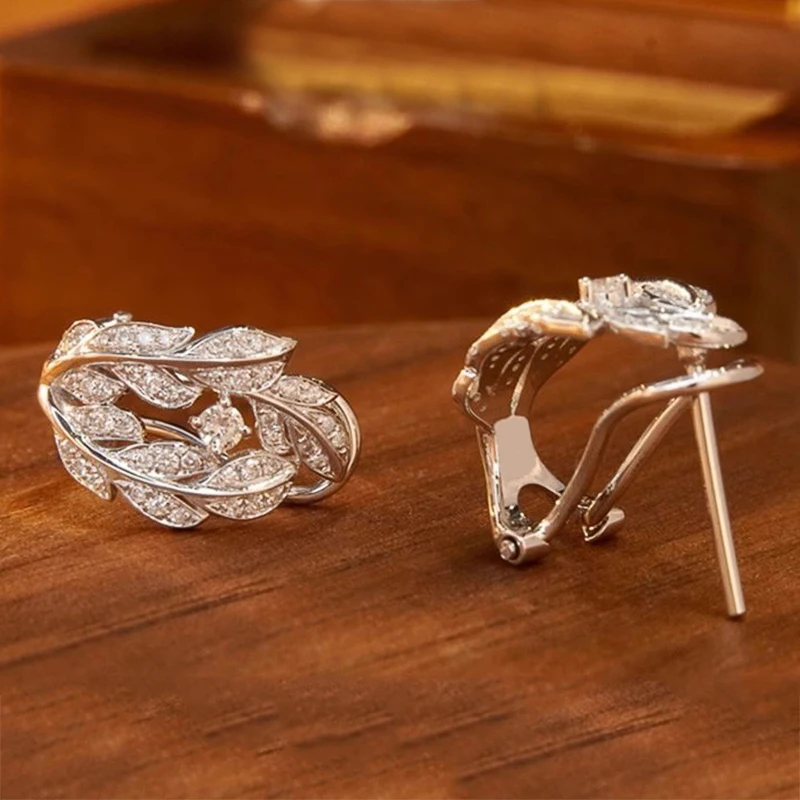 Huitan Silberfarbene Blatt-Ohrringe für Frauen, voller schillernder Kristall, Zirkonia, modische Creolen, Hochzeit, Trend-Schmuck Image