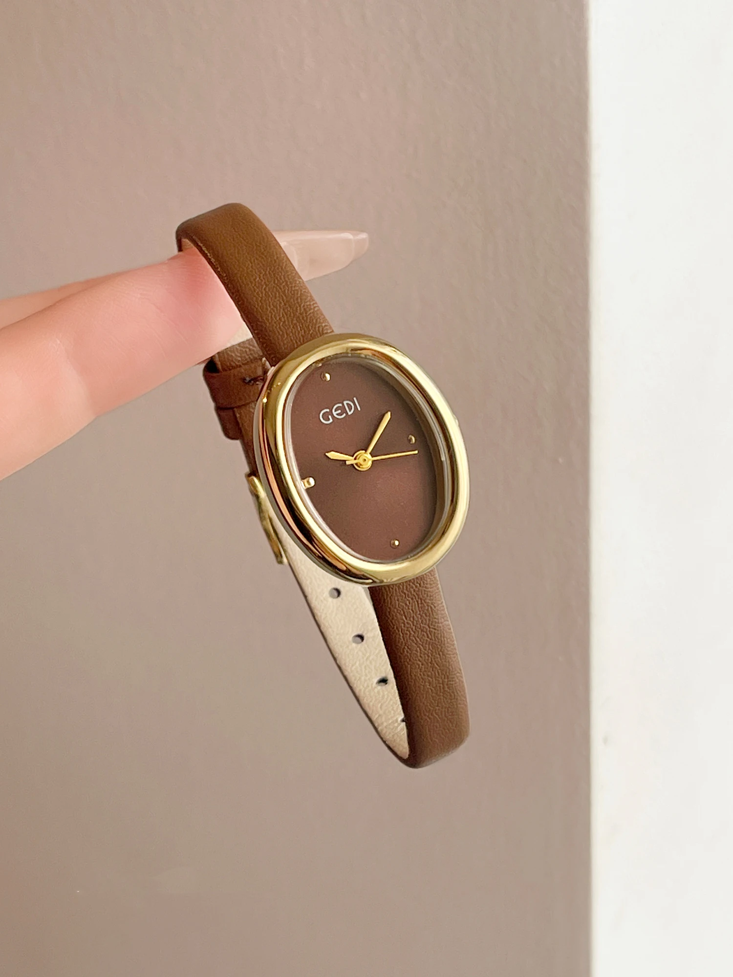 Elegante Luxus-Armbanduhren mit Lederarmband für Damen, wasserabweisender Quarzuhr mit kleinem ovalem Zifferblatt, perfektes Geschenk für Damen Image
