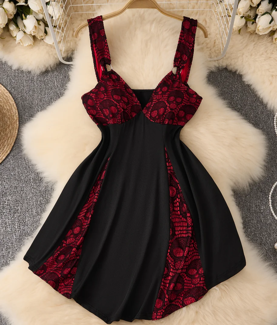 Ein neues Plus-Size Damen-Trägerkleid mit Totenkopf, im Gothic-Punk-Stil und mit Spitzen-Patchwork. Image