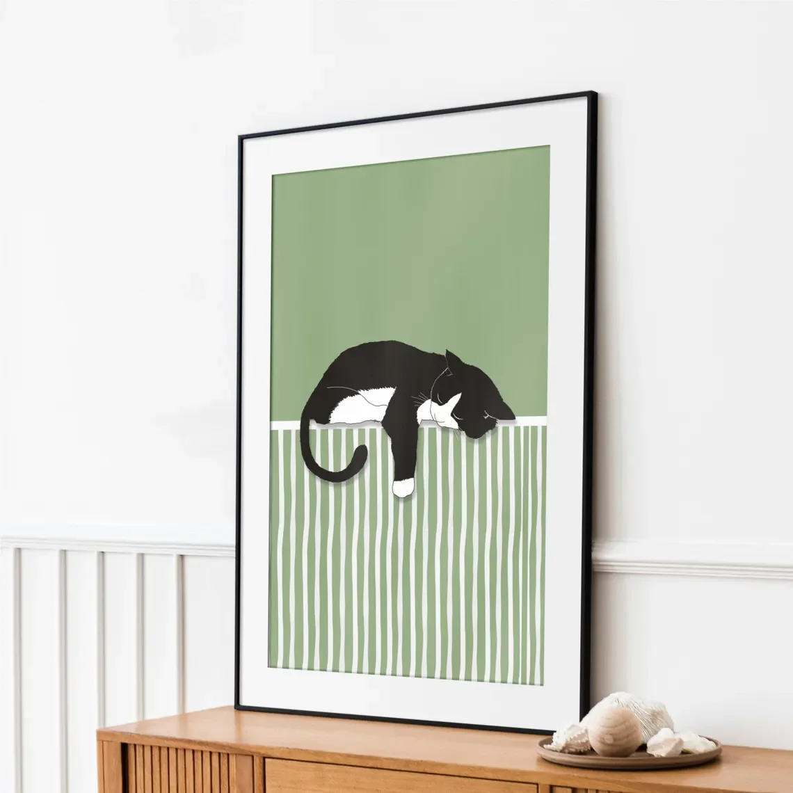 Wandkunst mit ruhiger schlafender Katze – Sanfter Grafikdruck, der den Frieden einer faulen Nachmittagshafte nötigsten Ruhepause erweckt und den entspannten Schlaf einer schwarzen Katze festkapselt Image
