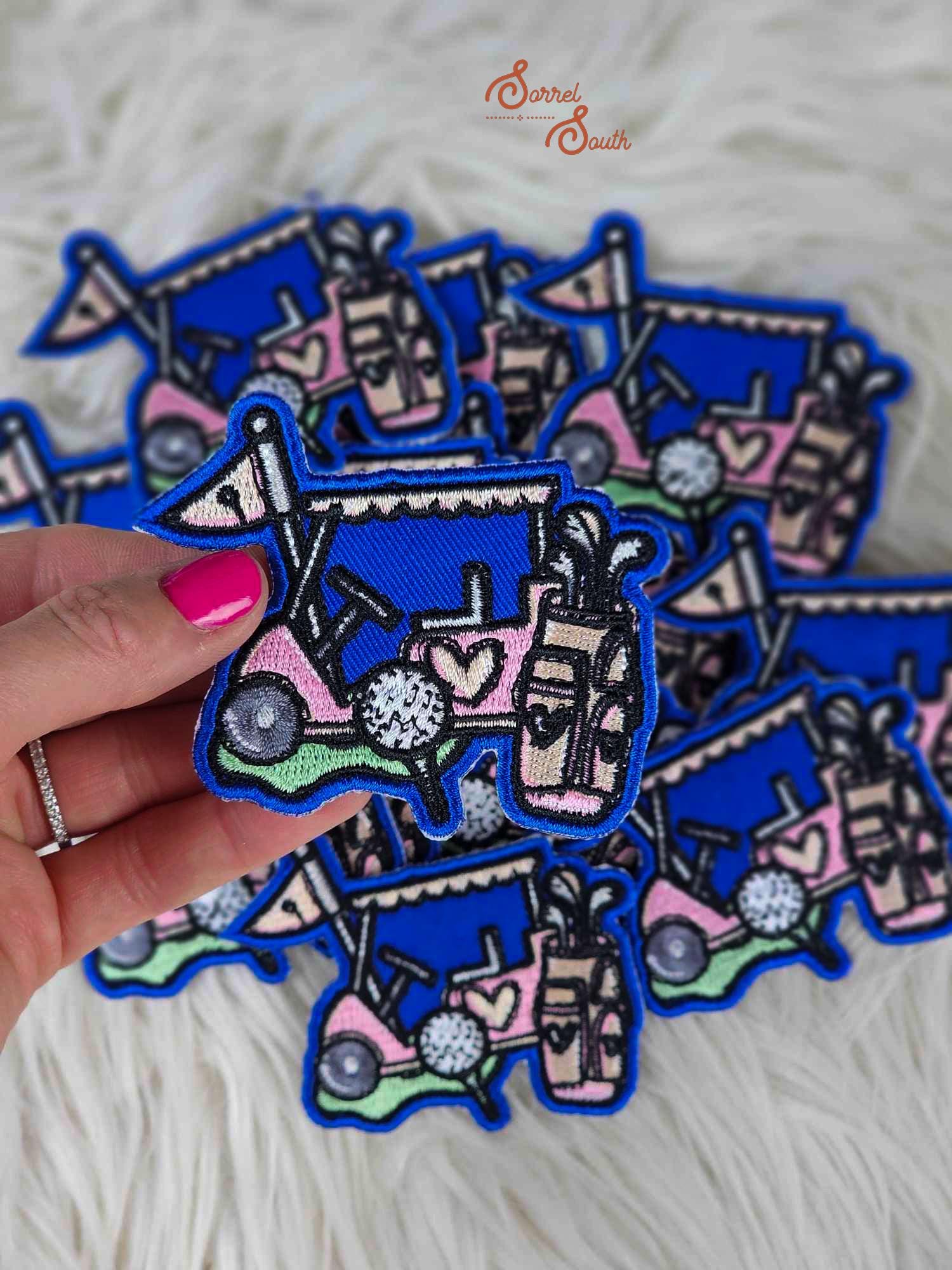 Toppa ricamata termoadesiva a forma di carrello da golf blu e rosa, toppa da golf, golfista, toppe di tendenza, toppe popolari, barra per cappelli