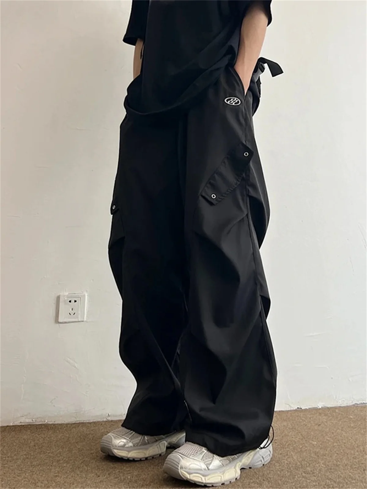 Schwarze Cartoon-Cargohose für Herren, Einfarbige Weite Hose, Schnell Trocknende Streetwear, Lose Übergroße Koreanische Hip-Hop-Punk-Hose Image