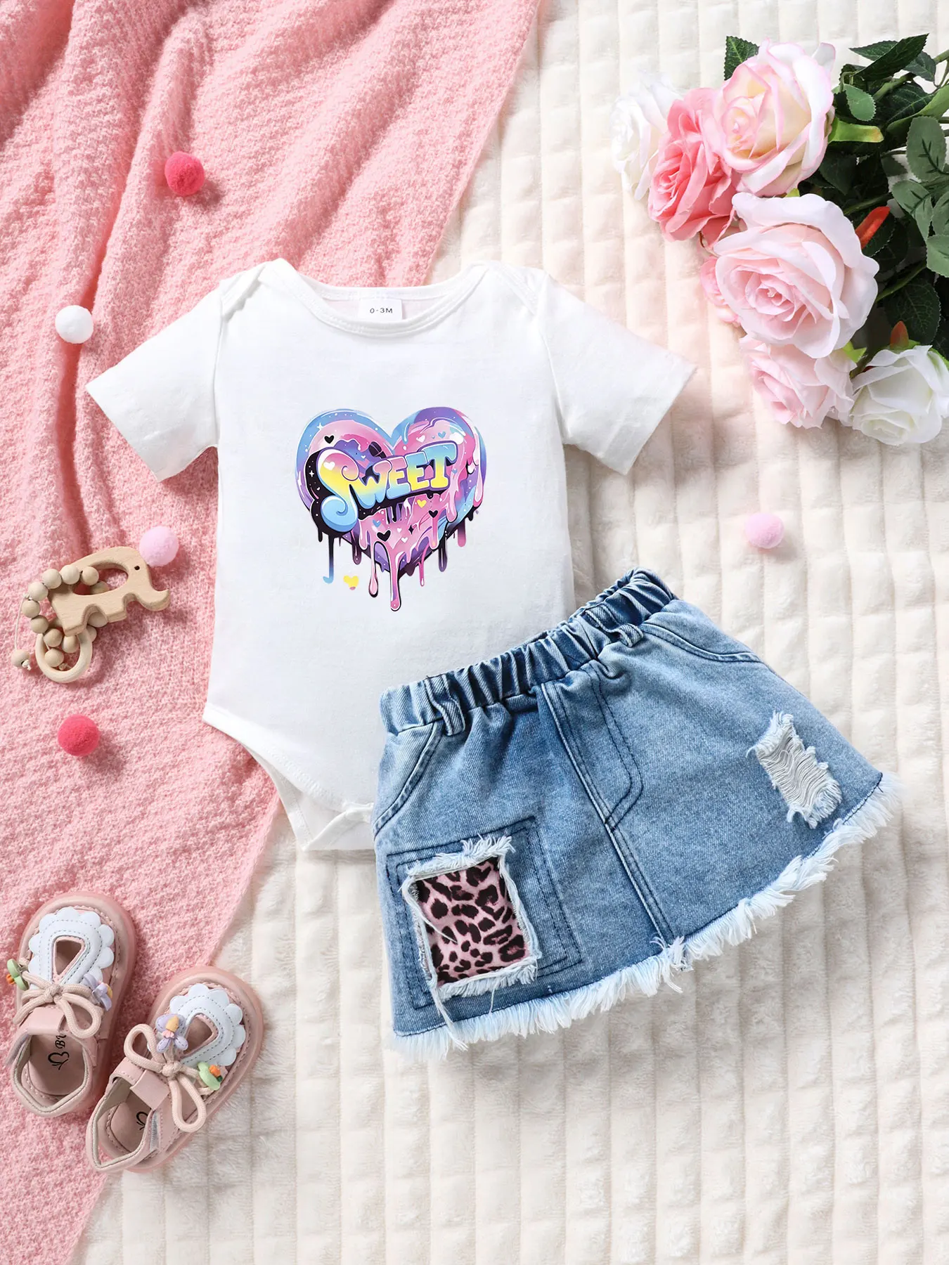 Sommer Baby Mädchen Süßer Herz-Print Strampler mit Leoparden-Print Jeansrock Set Baby Po-Abdeckung Kurzer Rock Zweiteiliges Outfit Image