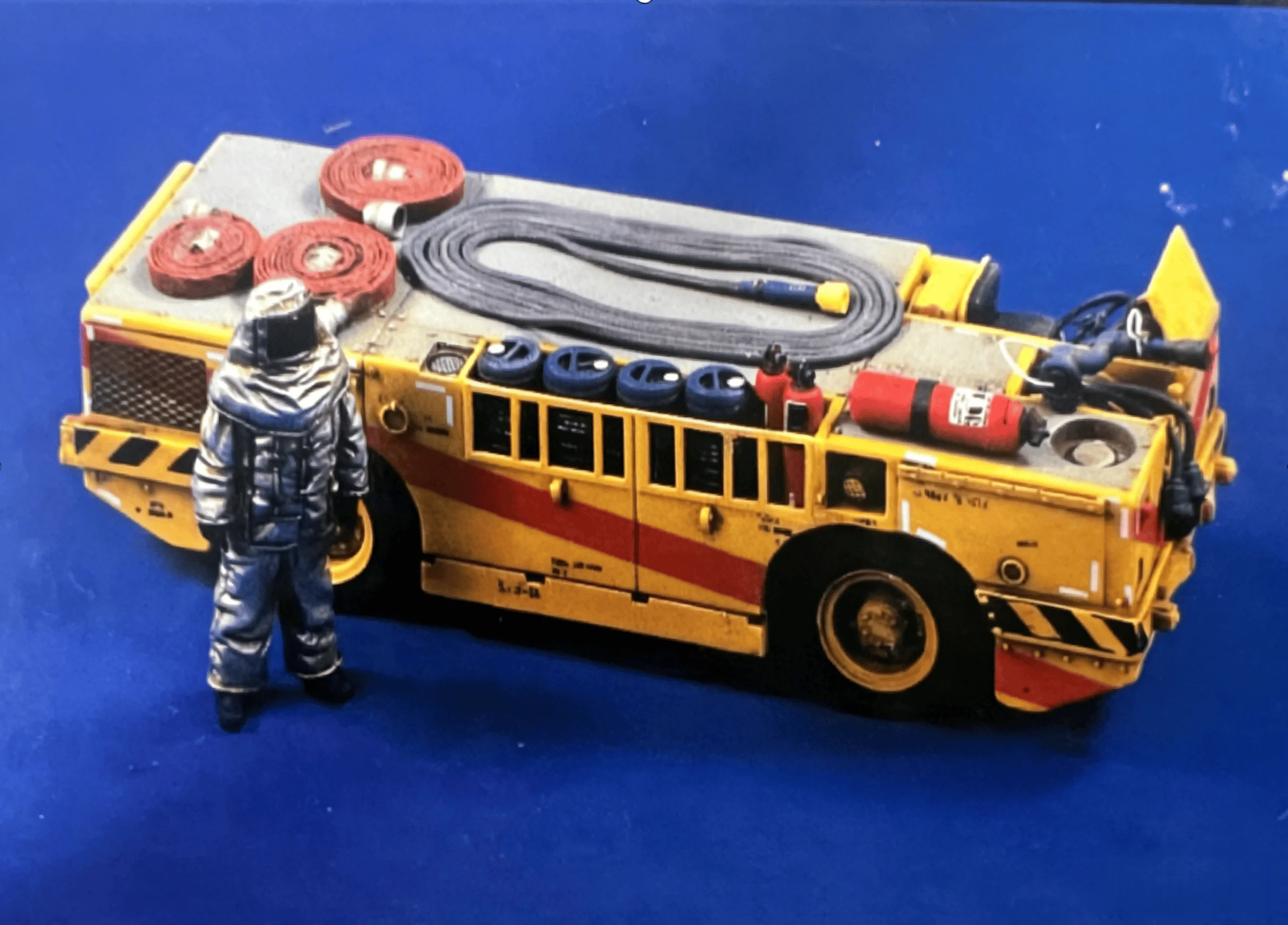 1/48 Gussharzmodell, Szenenmodell für Flugzeugträger, Traktor und Fahrer GK, ungefärbtes Modell Image