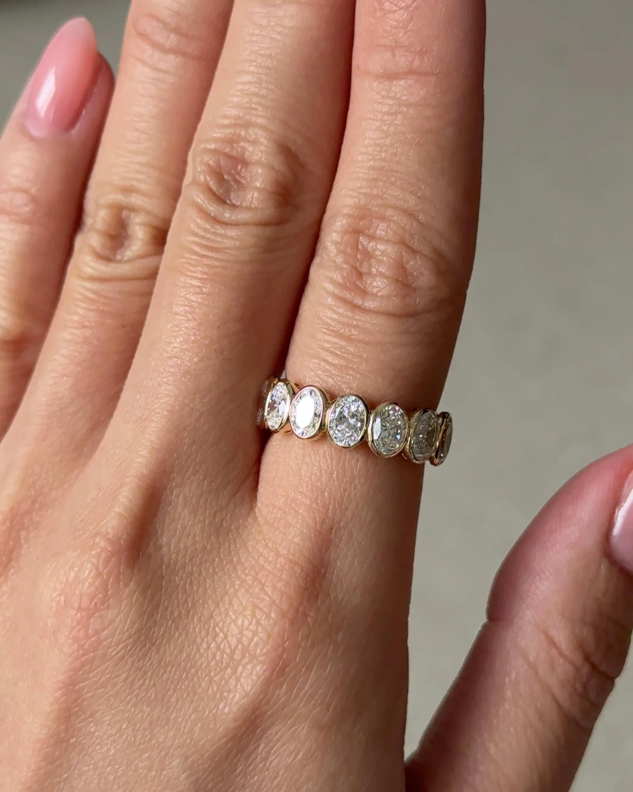 Fede nuziale ovale con castone, fede nuziale ovale con moissanite, anello dell'eternità ovale in oro 14k, fede nuziale ovale impilabile, fede nuziale